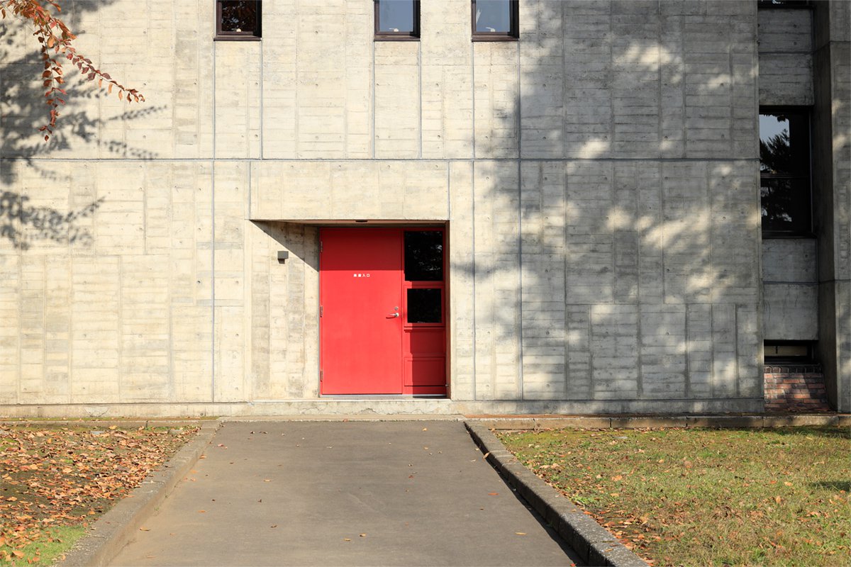 弘前市民会館 楽屋入口の赤い扉
