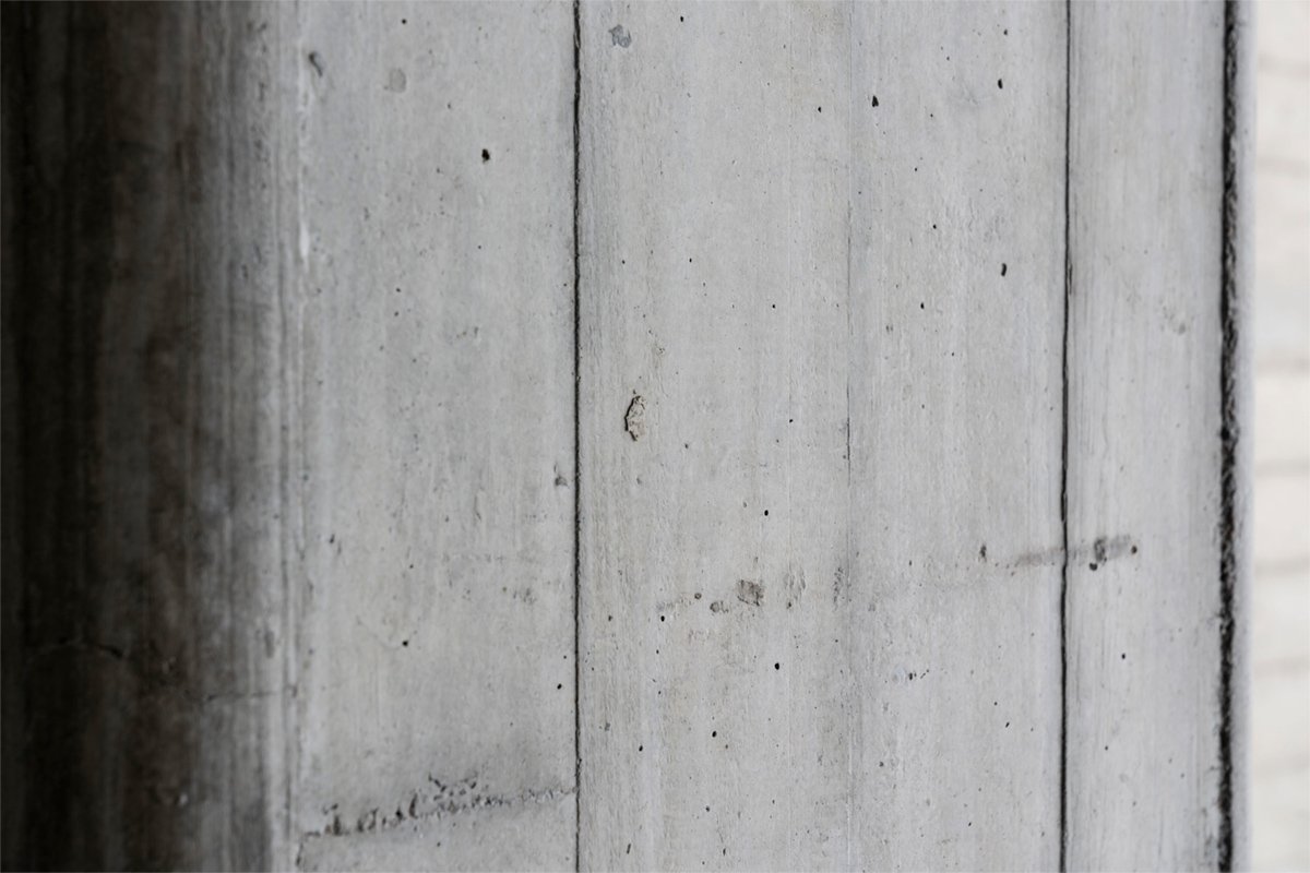 弘前市民会館 木目模様が見えるコンクリートの壁