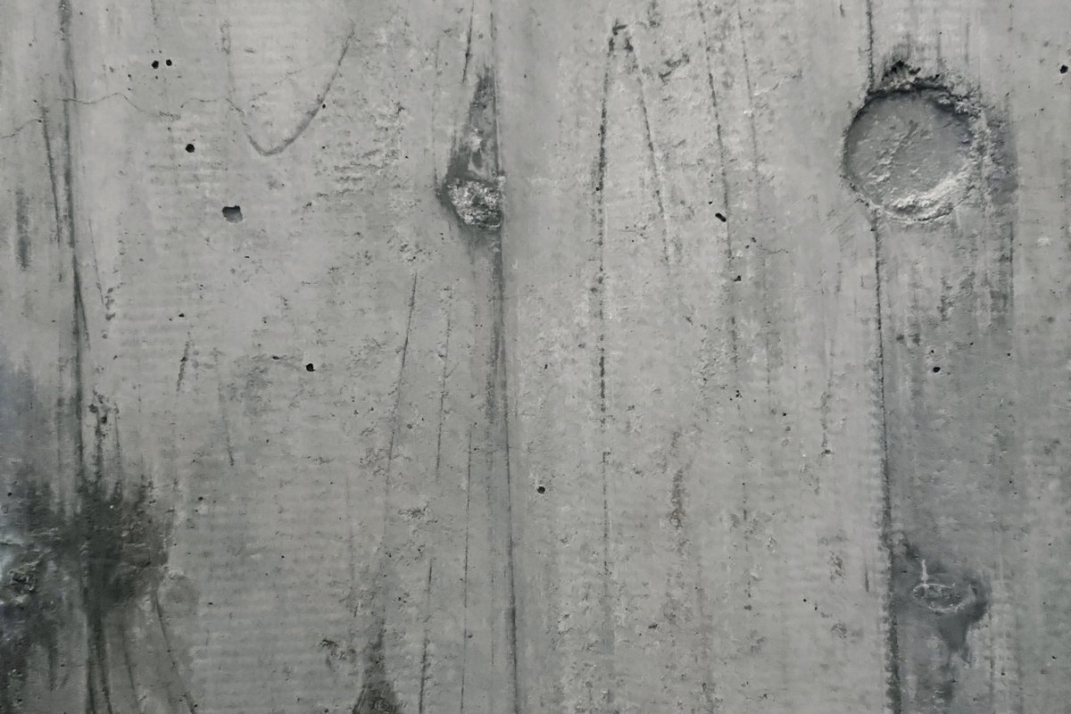 弘前市民会館 ヒバの木目や筋が目立つコンクリートの壁