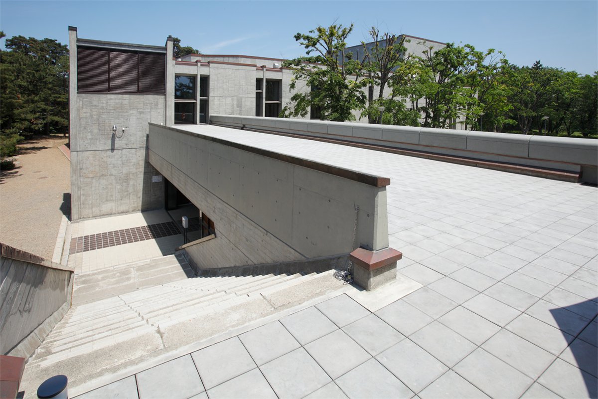 弘前市民会館 ポーチの上のテラス
