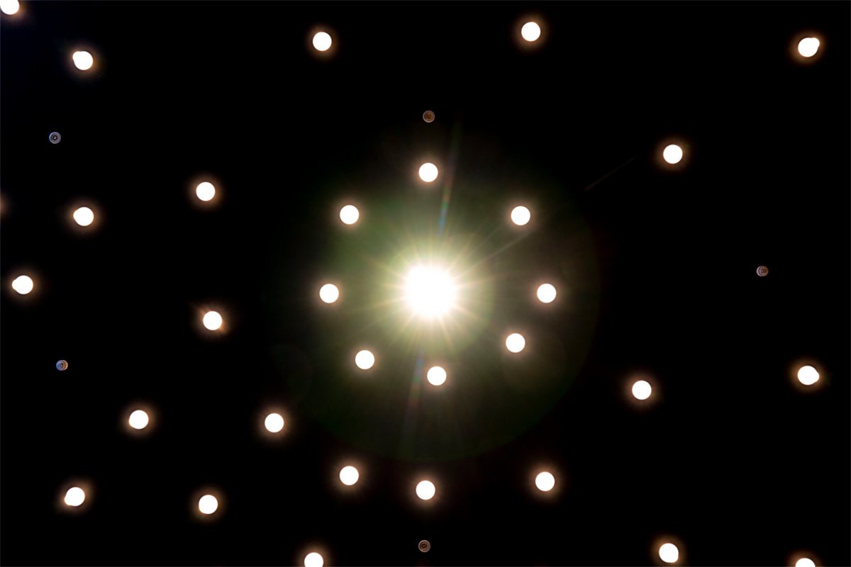 弘前市民会館 真下から見た星空のような照明