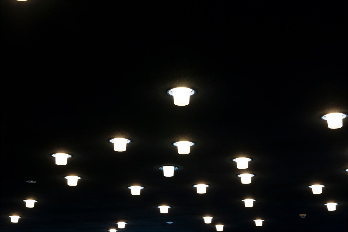 弘前市民会館 ロビーの星空のような照明