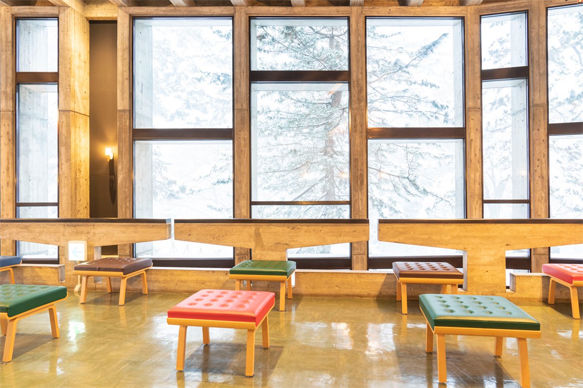 弘前市民会館 四角い窓と印象的なカラーリングの空間