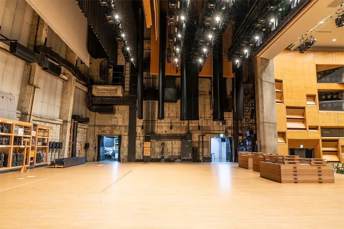 弘前市民会館 舞台床は檜製製