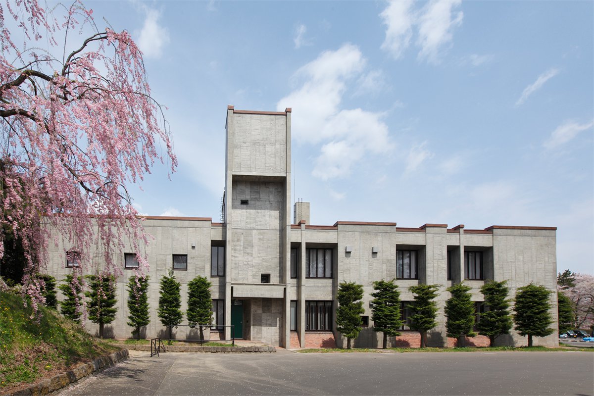 コンクリート補修された弘前市民会館