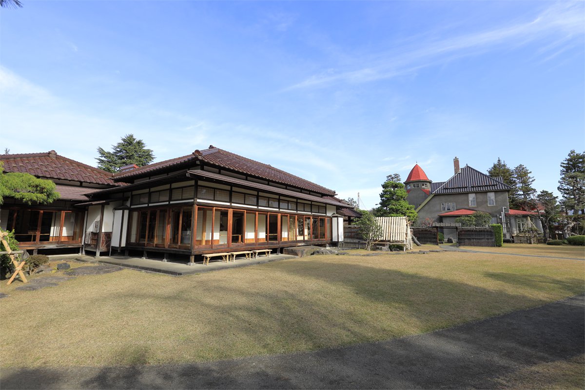 藤田記念庭園 庭から見る和館と洋館