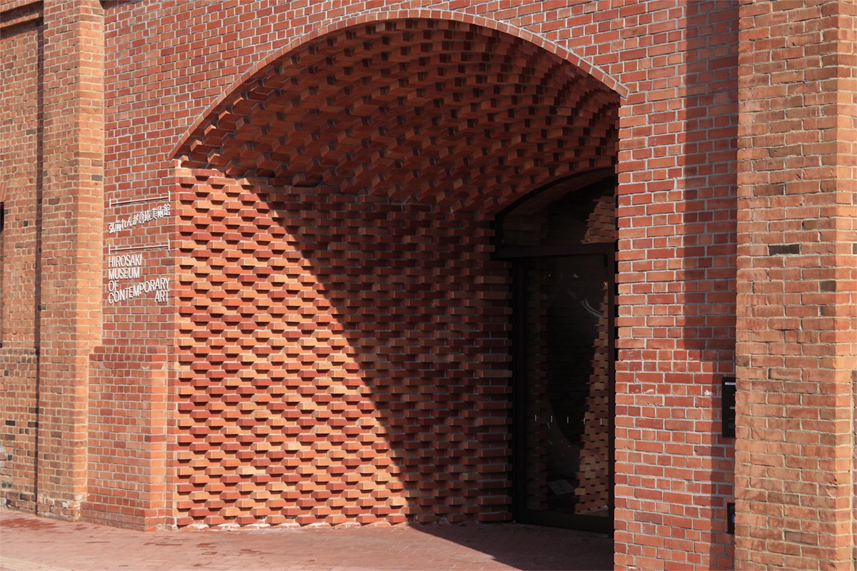 弘前レンガ倉庫美術館 アーチ状の煉瓦造りのメインエントランス