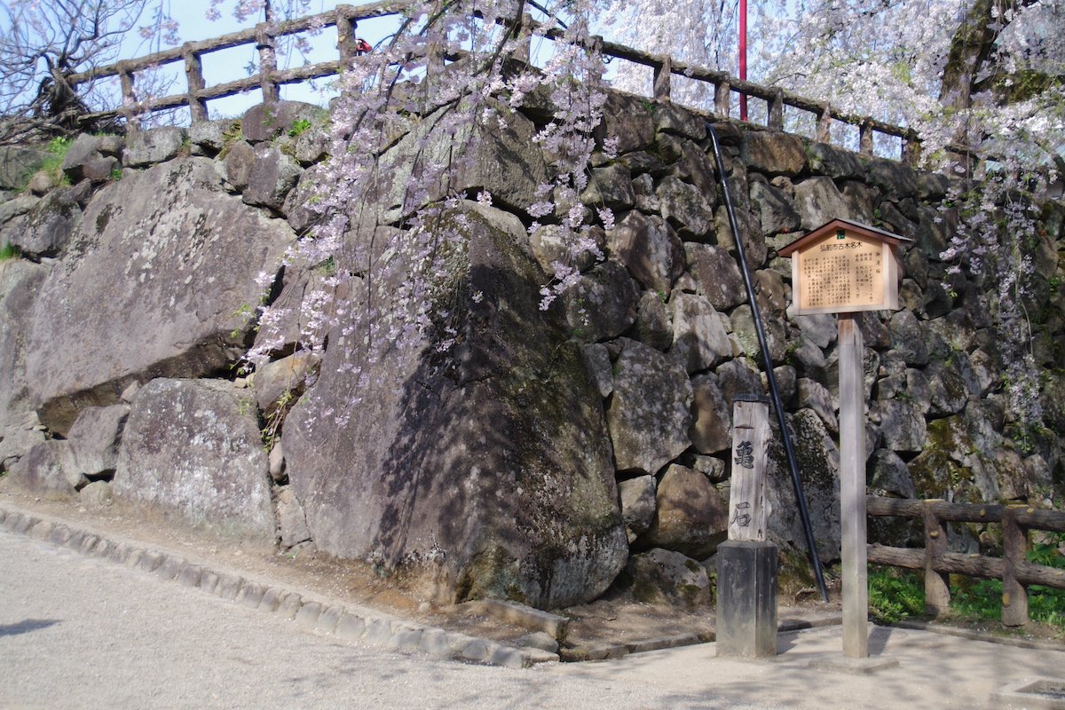 弘前城本丸付近にある亀石