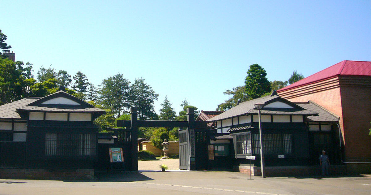 旧藤田家別邸倉庫（考古館）・冠木門及び両袖番屋｜弘前で見るべき100